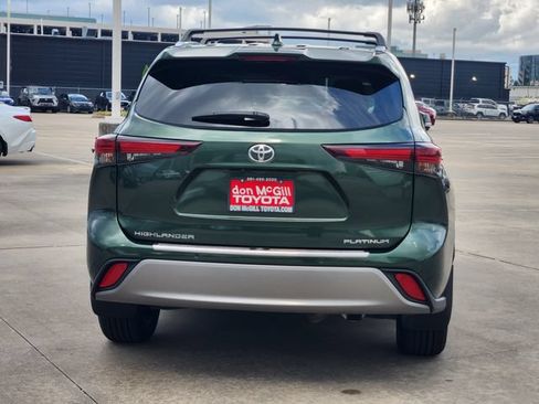 Used 2024 Toyota Highlander Platinum FWD image 6