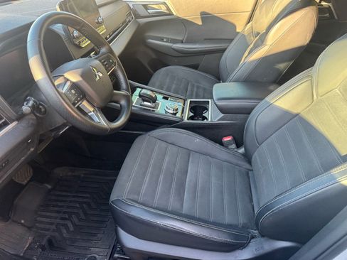 Used 2024 Mitsubishi Outlander SE Black Edition image 8