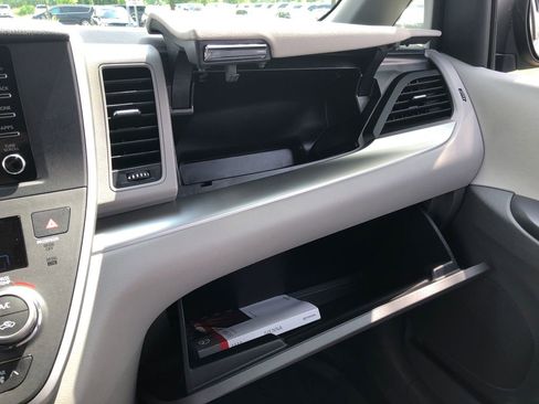 Used 2020 Toyota Sienna LE w/ Carpet Mat Package FWD image 34