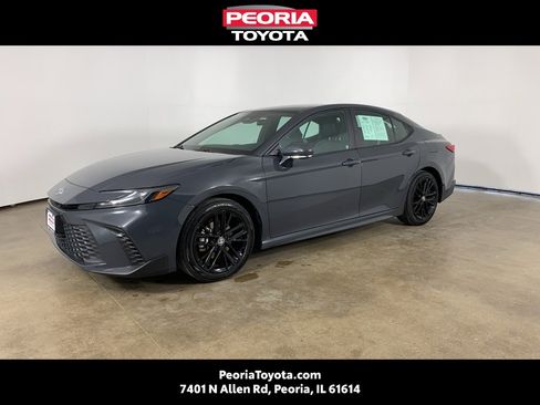 Used 2025 Toyota Camry SE image 1
