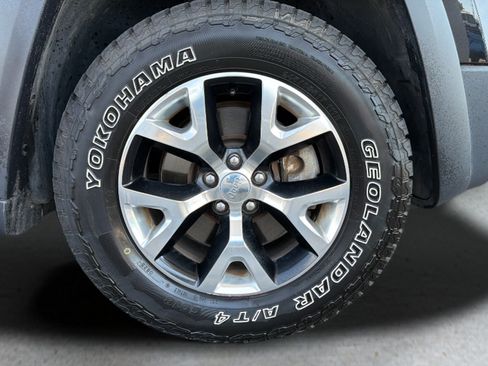 Used 2016 Jeep Cherokee Trailhawk w/ Comfort/Convenience Group AWD/4WD image 24