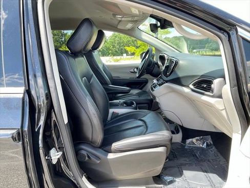 Certified 2023 Chrysler Pacifica Touring-L FWD image 51