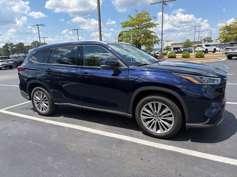 Used 2023 Toyota Highlander Platinum FWD image 10