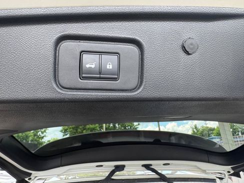 Used 2024 Nissan Pathfinder SL w/ SL Premium Package FWD image 18