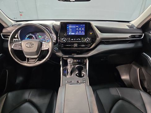 Used 2023 Toyota Highlander XLE AWD/4WD image 10