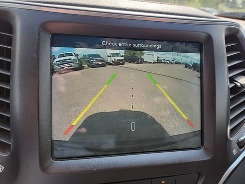 Used 2022 Jeep Cherokee Trailhawk w/ Comfort/Convenience Group AWD/4WD image 21