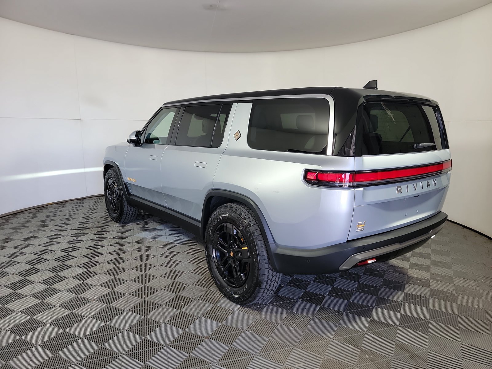 Used 2023 Rivian R1S Adventure Quad AWD/4WD image 3