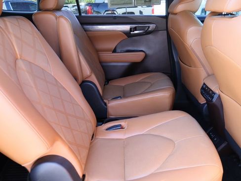 Used 2022 Toyota Highlander Platinum image 28