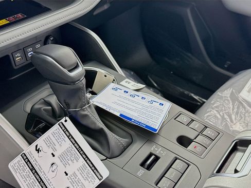 Certified 2025 Toyota Highlander XLE image 8