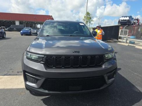 Used 2023 Jeep Grand Cherokee Altitude RWD image 2