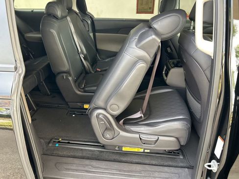 Used 2025 Kia Carnival EX image 37