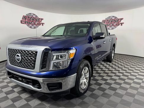 Used 2019 Nissan Titan SV image 3