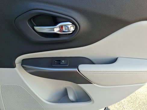 Used 2019 Jeep Cherokee Limited image 14