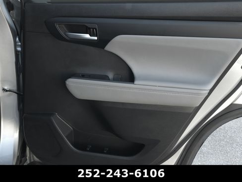 Used 2023 Toyota Highlander XLE FWD image 39