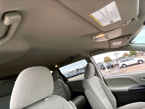 Used 2020 Toyota Sienna L image 12