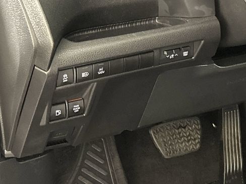 Used 2025 Toyota Sienna Limited image 13