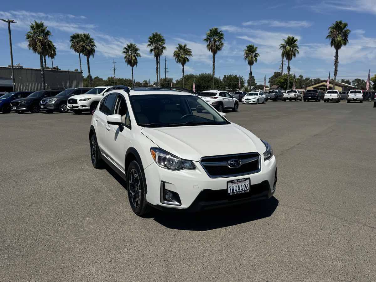 Used 2017 Subaru Crosstrek 2.0i Premium w/ Moonroof Package AWD/4WD image 3