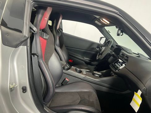 Used 2025 Nissan Z NISMO w/ Floor Mat Package RWD image 28