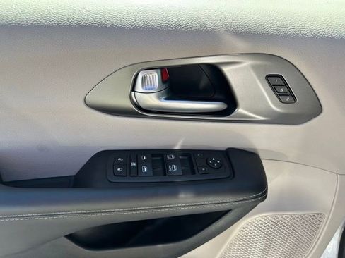 Used 2024 Chrysler Pacifica Touring-L FWD image 3