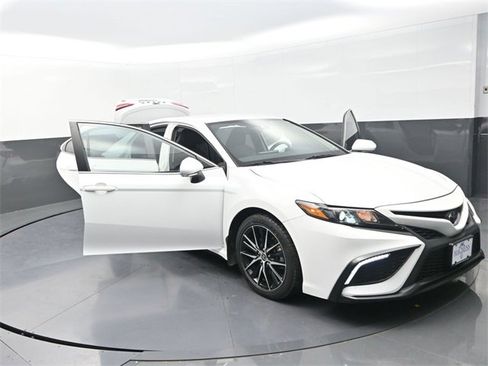 Used 2022 Toyota Camry SE image 33