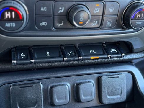 Used 2018 Chevrolet Silverado 1500 High Country image 18
