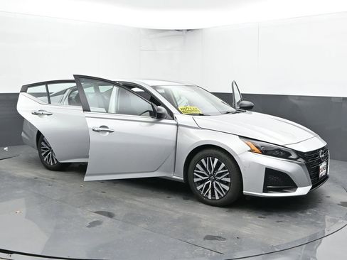 Used 2024 Nissan Altima 2.5 SV image 45