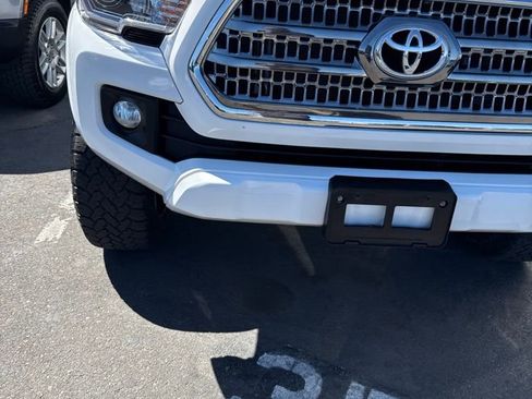 Used 2017 Toyota Tacoma TRD Sport AWD/4WD image 3