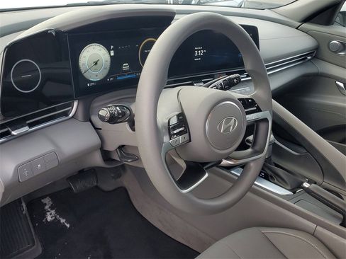 Used 2024 Hyundai Elantra SEL image 10