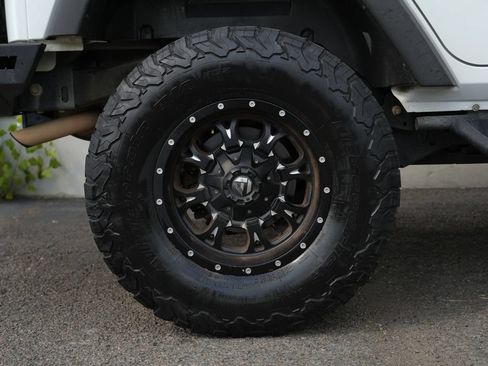 Used 2015 Jeep Wrangler Unlimited Rubicon w/ Connectivity Group AWD/4WD image 11