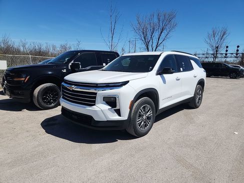 Used 2025 Chevrolet Traverse LT AWD/4WD image 1