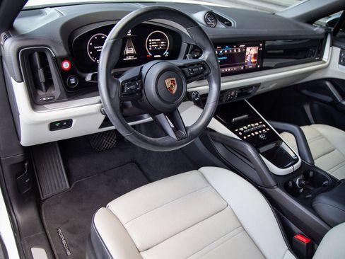 Certified 2024 Porsche Cayenne Coupe AWD/4WD image 4