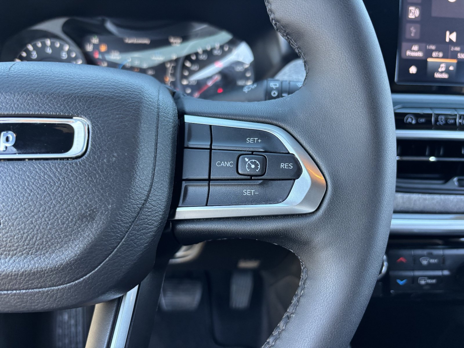 Used 2025 Jeep Compass Latitude AWD/4WD image 30