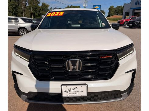 Used 2025 Honda Pilot TrailSport image 2