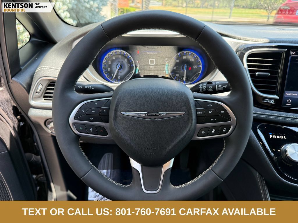 Used 2026 Chrysler Pacifica Limited FWD image 15