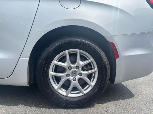 Used 2024 Chrysler Pacifica Touring-L FWD image 4