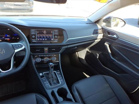 Used 2024 Volkswagen Jetta SE image 8