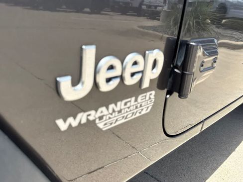 Used 2018 Jeep Wrangler Unlimited Sport AWD/4WD image 10