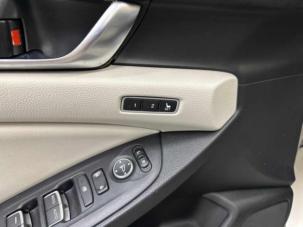 Used 2018 Honda Accord Touring image 12