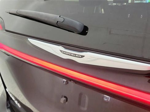 Used 2023 Chrysler Pacifica Touring-L FWD image 16