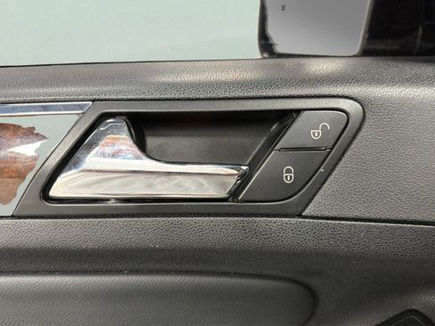 Used 2011 Mercedes-Benz GL 550 4MATIC image 16