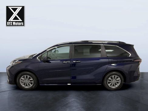Used 2024 Toyota Sienna XLE image 3