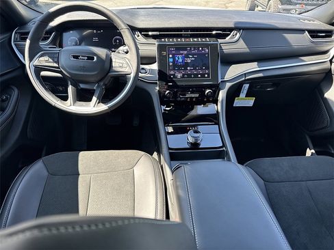 New 2025 Jeep Grand Cherokee Altitude image 5