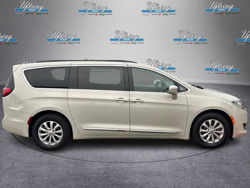 Used 2017 Chrysler Pacifica Touring-L image 2