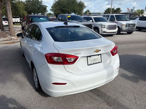 Used 2017 Chevrolet Cruze LT FWD image 5