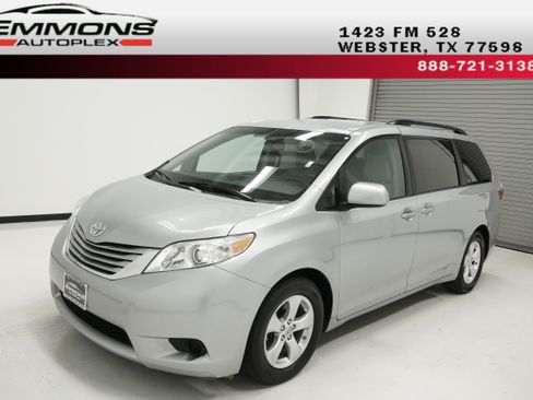 Used 2015 Toyota Sienna LE FWD image 1