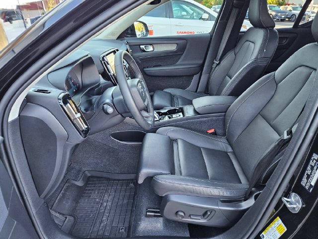 Certified 2024 Volvo XC40 B5 Plus w/ Protection Package Premier AWD/4WD image 18