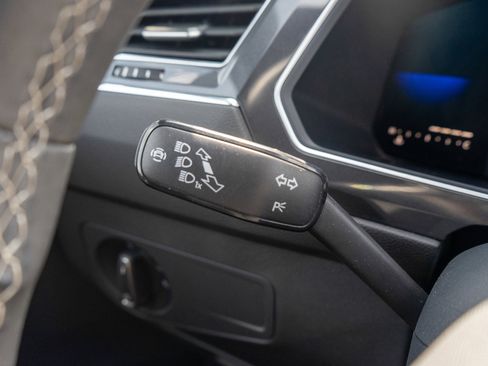 Used 2023 Volkswagen Tiguan SE w/ Panoramic Sunroof Package AWD/4WD image 26
