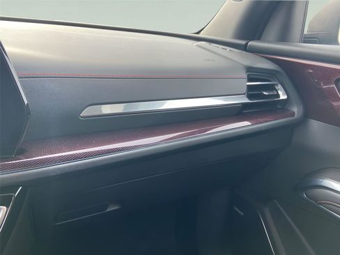 Used 2025 Chevrolet Traverse RS image 25