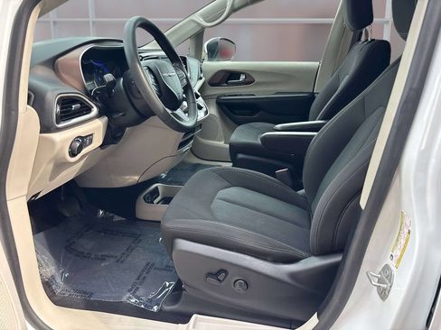 Used 2023 Chrysler Voyager LX FWD image 11