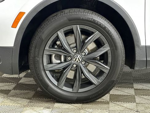 Used 2024 Volkswagen Tiguan SE image 32